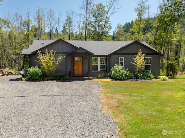 view of front of house featuring a front lawn