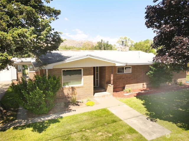 view of front of house featuring a front lawn