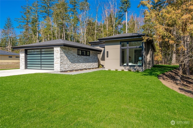 view of front facade with a garage and a front yard