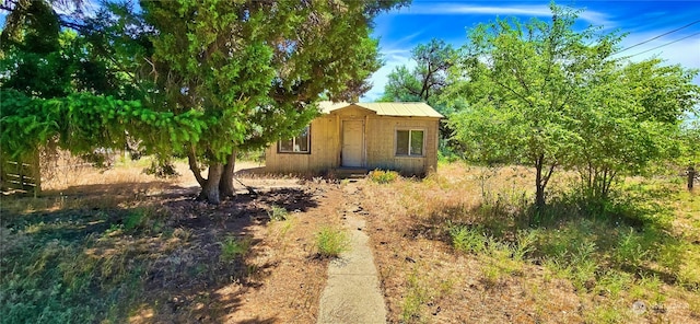 view of yard featuring a storage shed