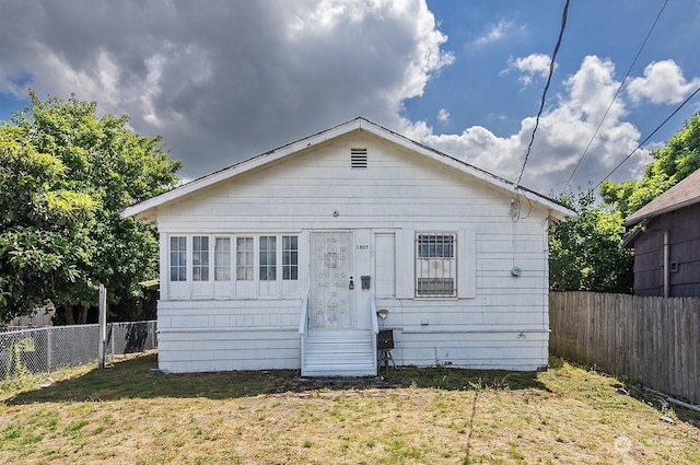 view of front facade with a front yard