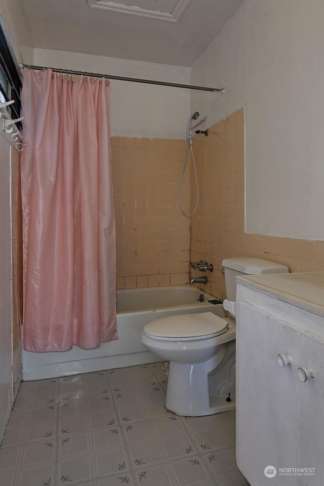 bathroom with shower / bath combo with shower curtain and toilet