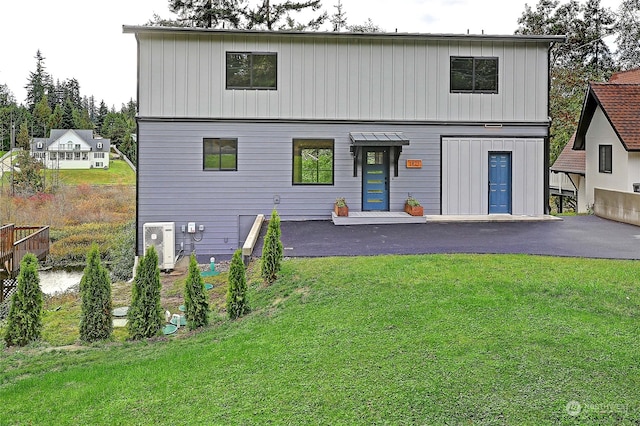 view of front of home featuring a front lawn