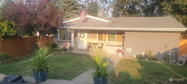 view of front facade featuring a front yard