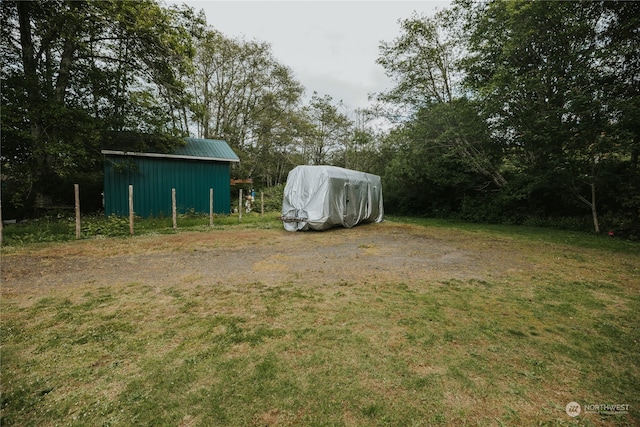 view of yard with an outbuilding