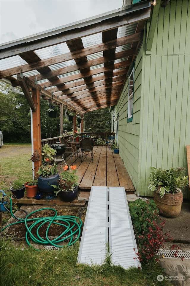 view of yard with a pergola