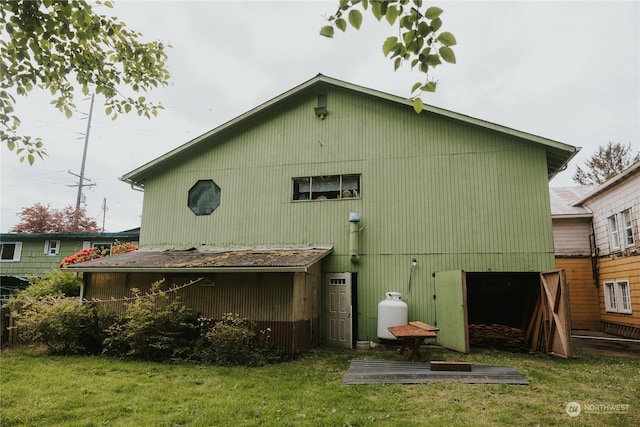 rear view of house featuring a yard