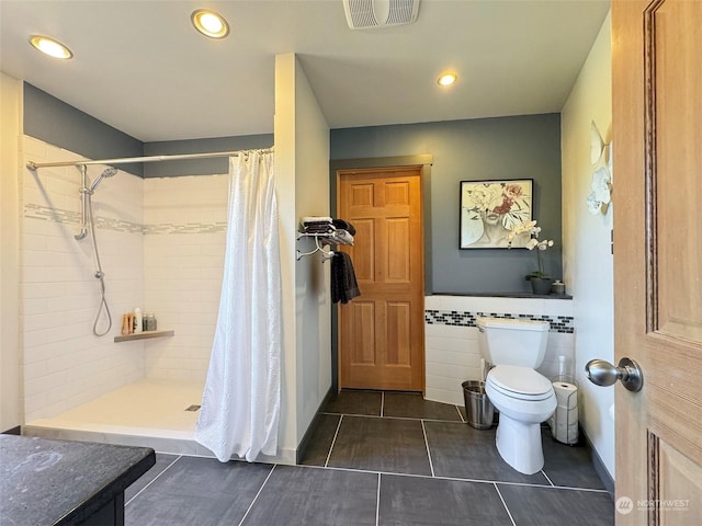 full bath featuring toilet, recessed lighting, visible vents, and tiled shower