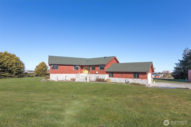 view of front facade featuring a front lawn