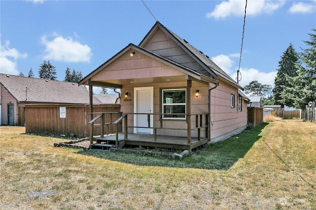 view of front facade with a front yard