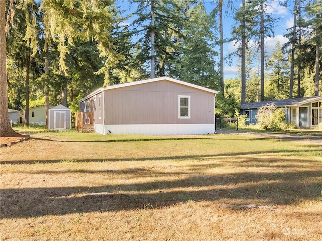 view of yard featuring a storage unit