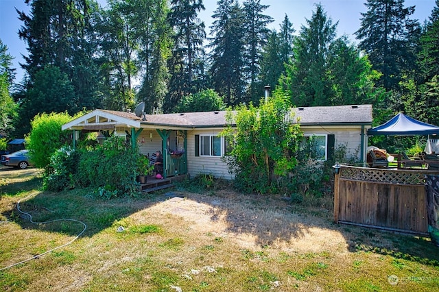 view of front facade featuring a front lawn