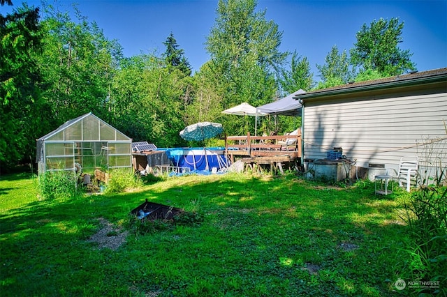 view of yard featuring an outbuilding