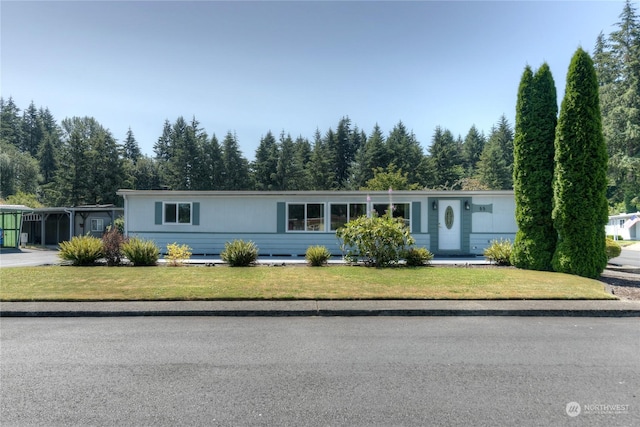 ranch-style home featuring a front yard