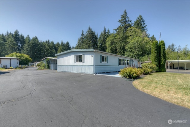 view of front of house with a front lawn