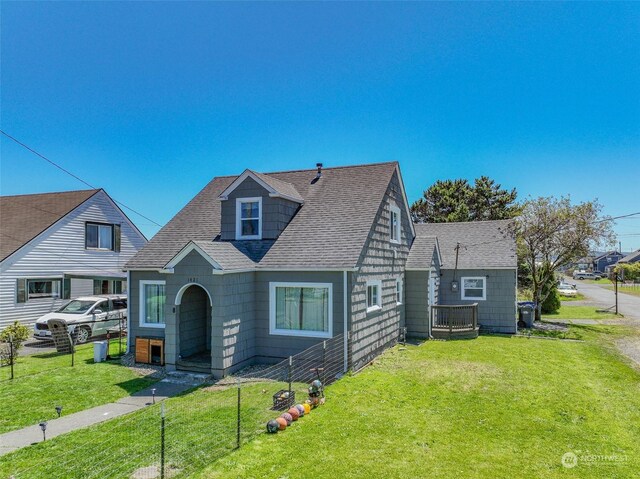 view of front of property with a front yard