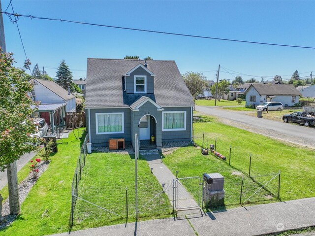 view of front of property featuring a front yard