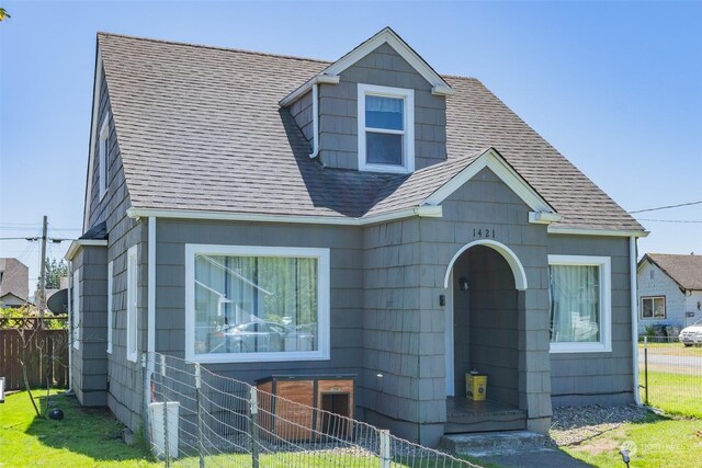 view of front of property featuring a front yard