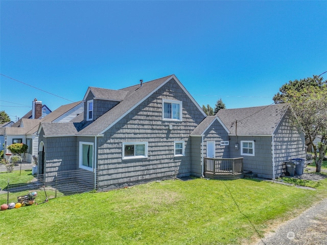 view of front of house featuring a front lawn