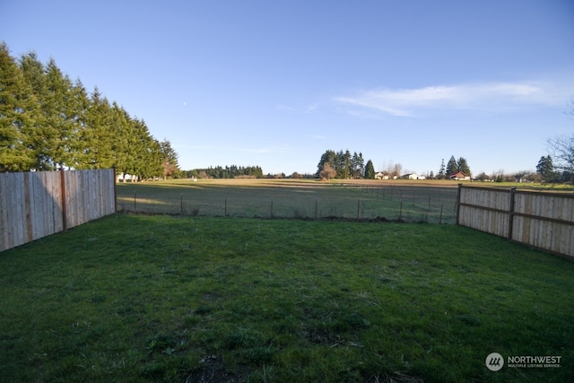 view of yard featuring a rural view