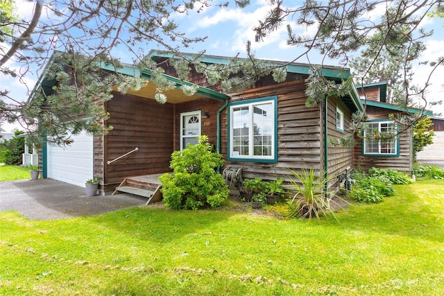 view of front facade featuring a garage and a front yard