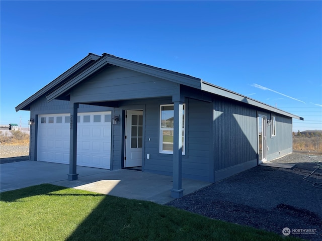 view of front facade with covered porch and a garage