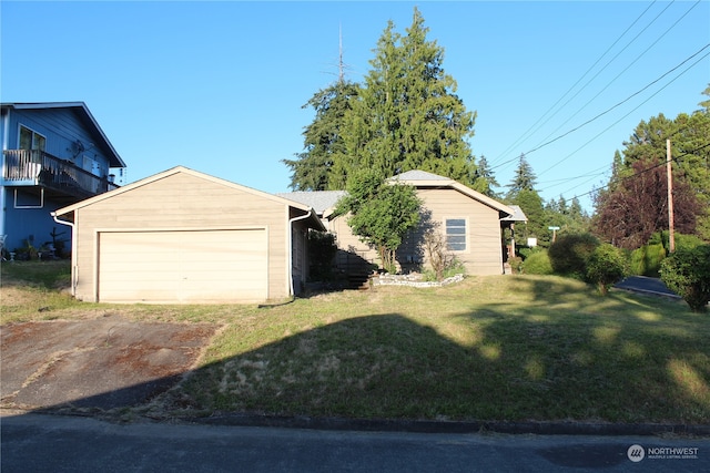 view of front facade featuring a garage and a front lawn