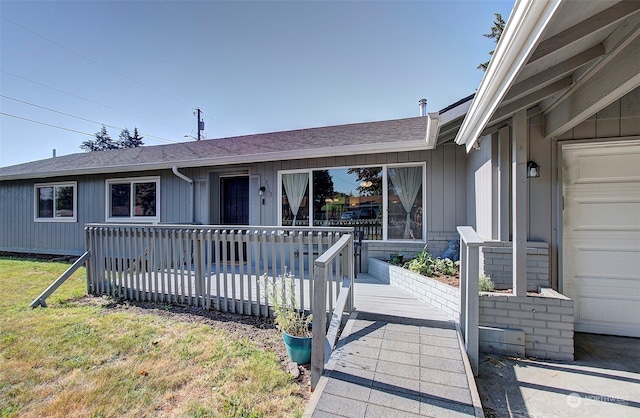 view of front of house featuring a front yard