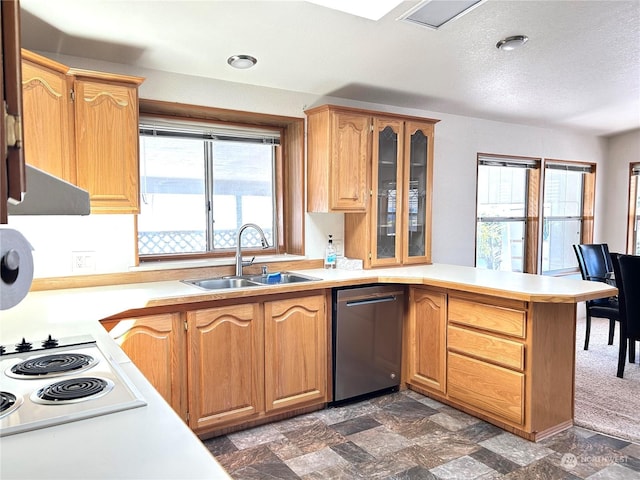 kitchen featuring sink, extractor fan, kitchen peninsula, a textured ceiling, and cooktop