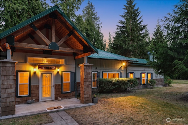 view of front of property featuring a yard