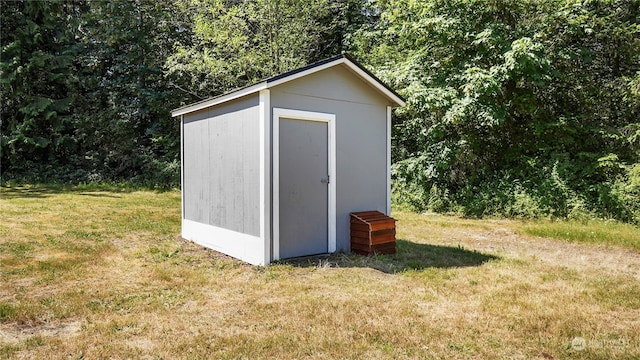 view of outdoor structure featuring a yard