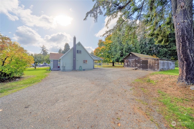 view of front of house featuring an outdoor structure