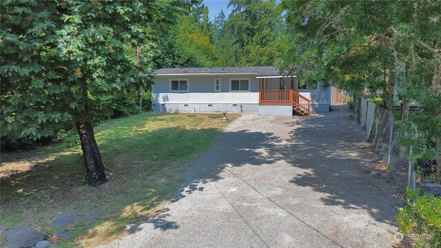 manufactured / mobile home featuring a front lawn