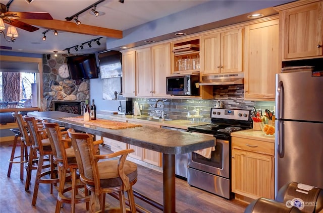 kitchen with dark wood-type flooring, light brown cabinets, stainless steel appliances, tasteful backsplash, and sink