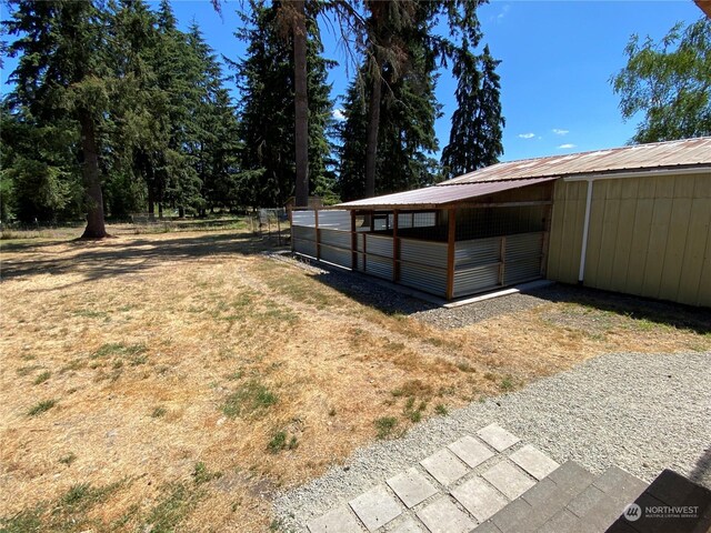 view of yard with an outdoor structure