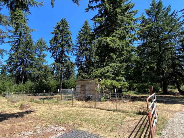 view of yard with an outdoor structure