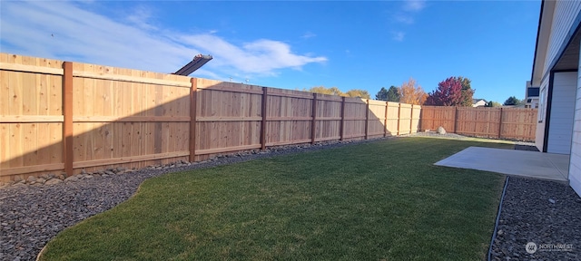 view of yard featuring a patio area