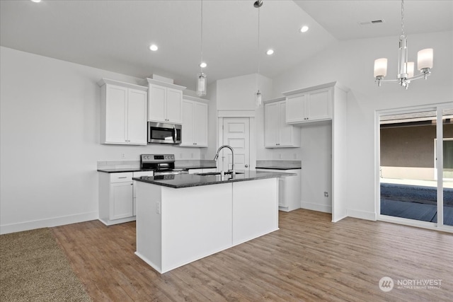 kitchen with sink, decorative light fixtures, a kitchen island with sink, appliances with stainless steel finishes, and light wood-type flooring