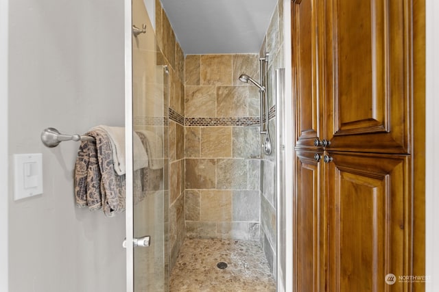 bathroom featuring a tile shower