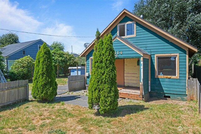 view of front of property with a front lawn