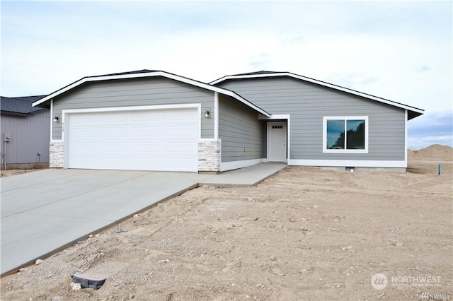 view of front facade with a garage and driveway