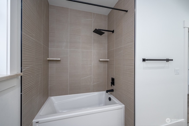 bathroom featuring tiled shower / bath