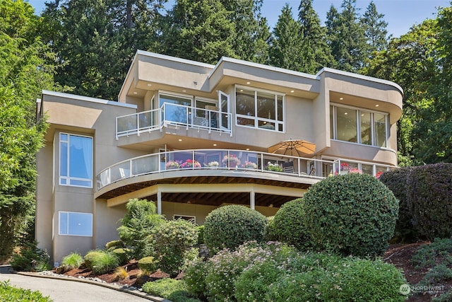 view of front of home featuring a balcony