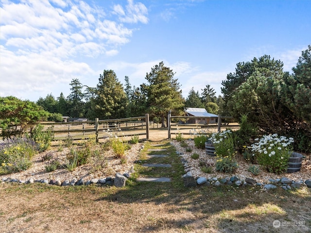 view of yard featuring a rural view