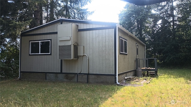 view of side of property featuring a lawn