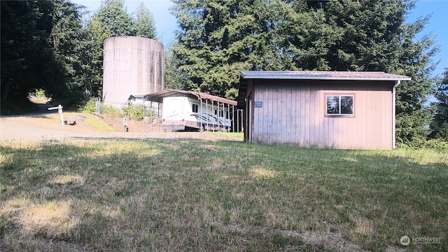 view of yard featuring an outdoor structure