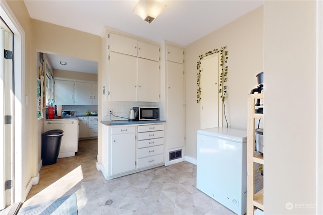 laundry room featuring laundry area and visible vents