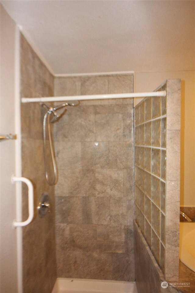 bathroom featuring tiled shower