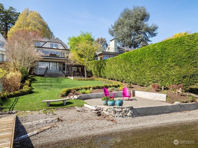 view of yard featuring a patio area