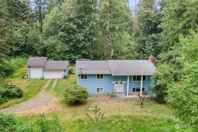 view of front of home featuring a front lawn